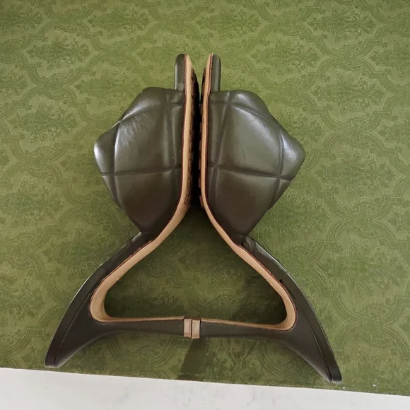 Gorgeous Bottega Veneta Lido Quilted Army Green Heels - Picture 2 of 7